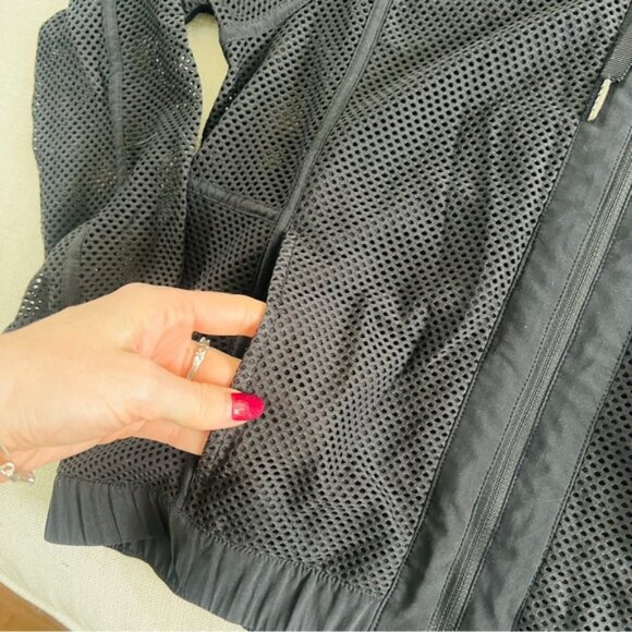 Lululemon • Relaxed‎ Fit Mesh Hoodie • size 6 - Picture 6 of 7